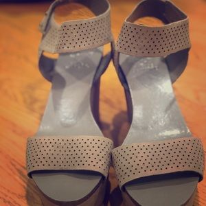 Vince camuto brown/tan wedges